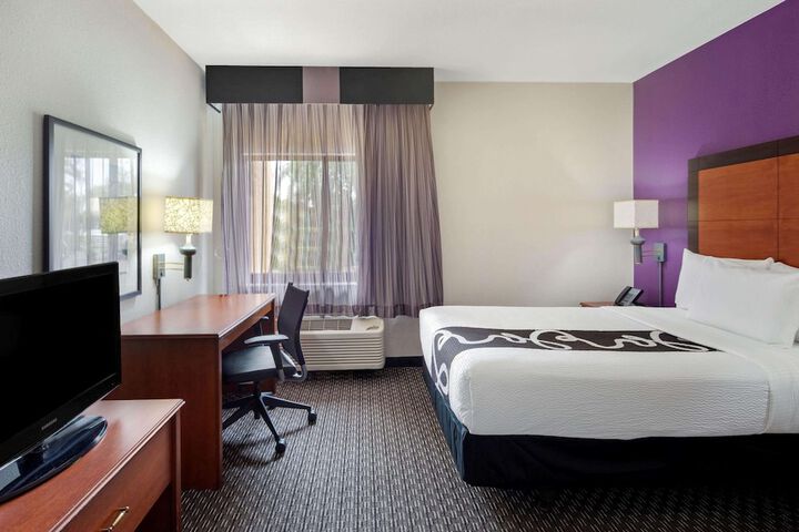 1 Double Bed Mobility Hearing Impaired Accessible Room (8 of 12)