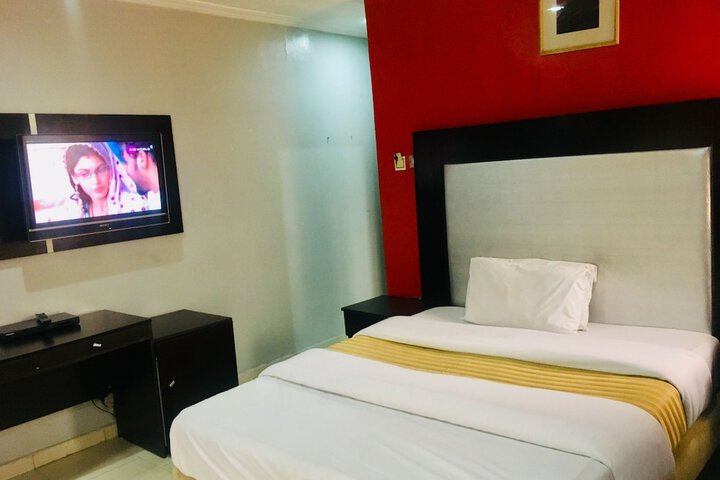 Room 13 of 37
