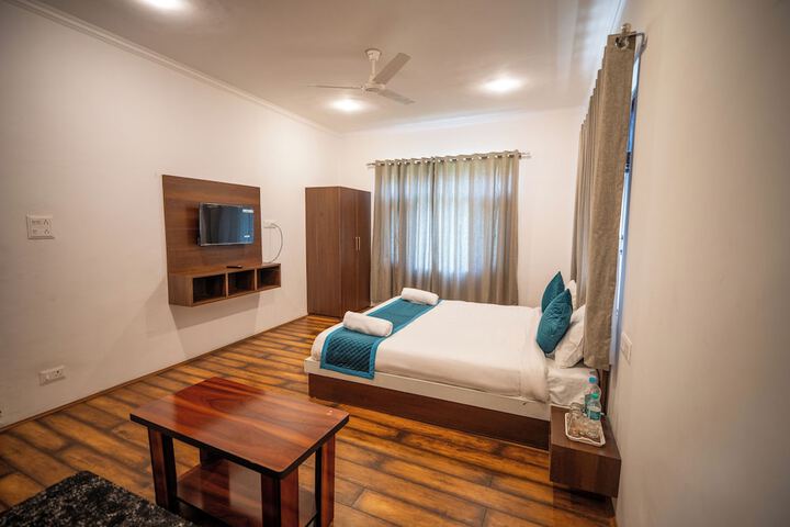 Room 8 of 16
