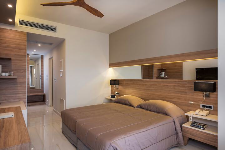 Room 9 of 80