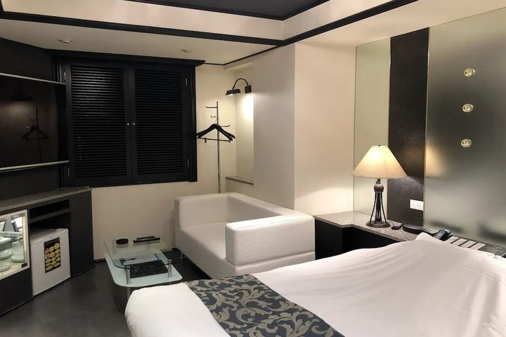 Room 2 of 17