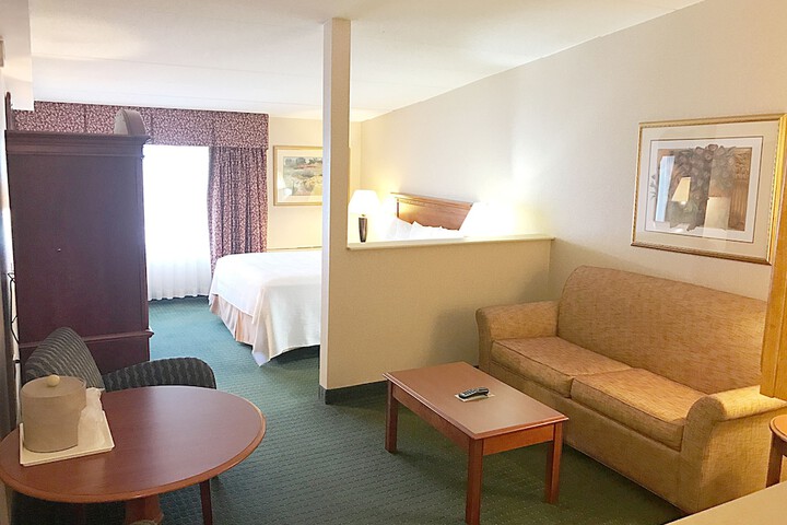 1 Queen Bed (4 of 12)