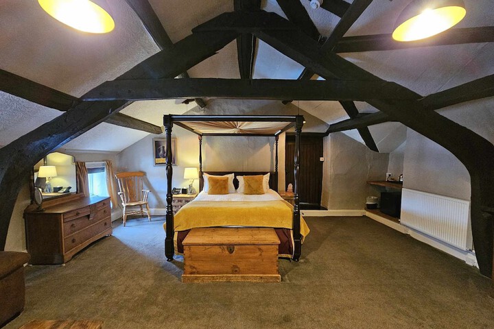 Room 4 of 9