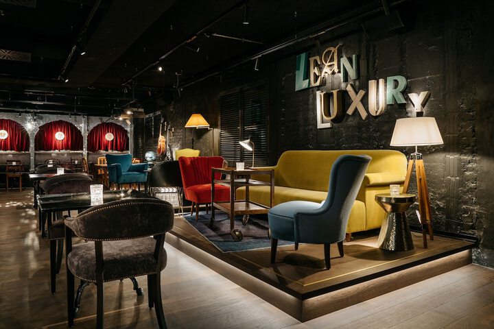 Lounge 52 of 77