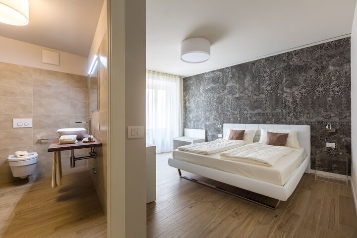 Room 32 of 73