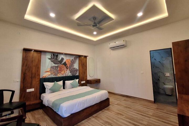 Room 6 of 63