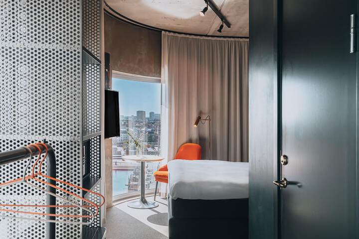 Room 26 of 61