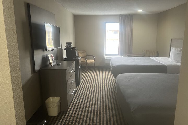 1 Queen Bed (8 of 9)