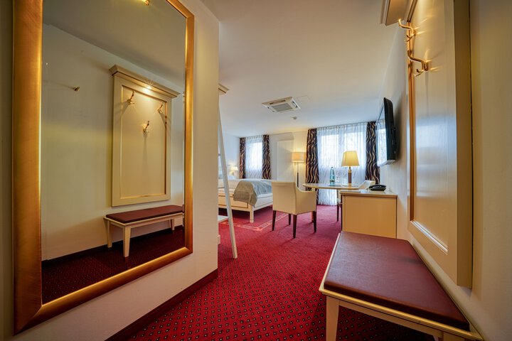 Room 7 of 77