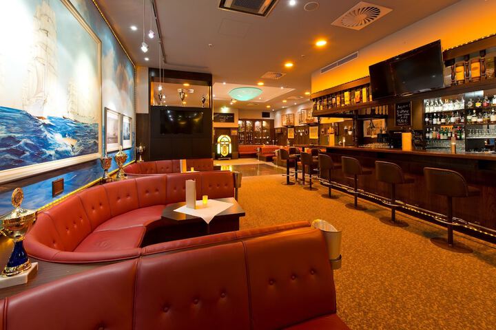 Lounge 22 of 28