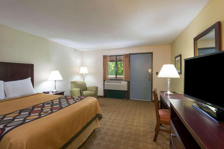 1 Queen Bed Deluxe Room (12 of 12)