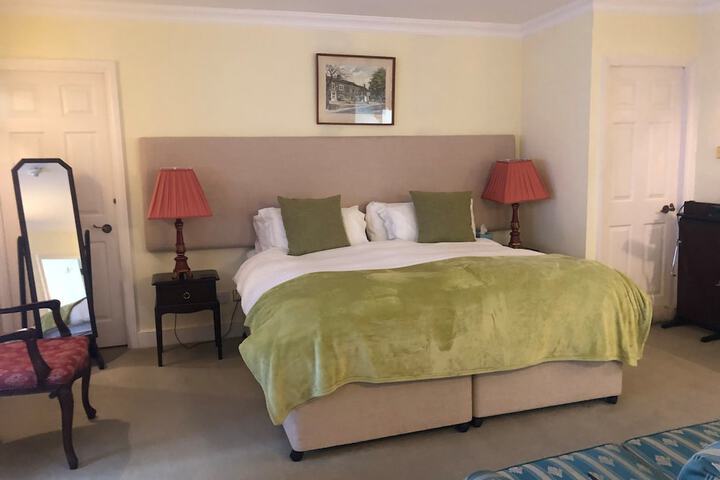 Room 4 of 90
