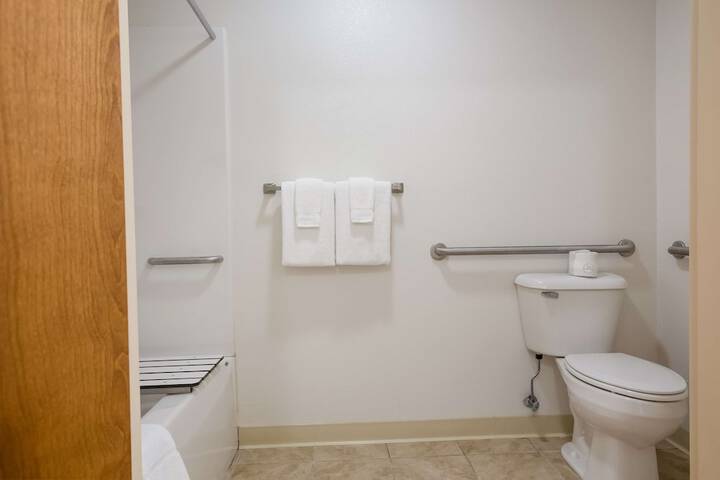 2 Queen Beds Flat Screen Television Microwave and Refrigerator, Continental Breakfast (13 of 18)