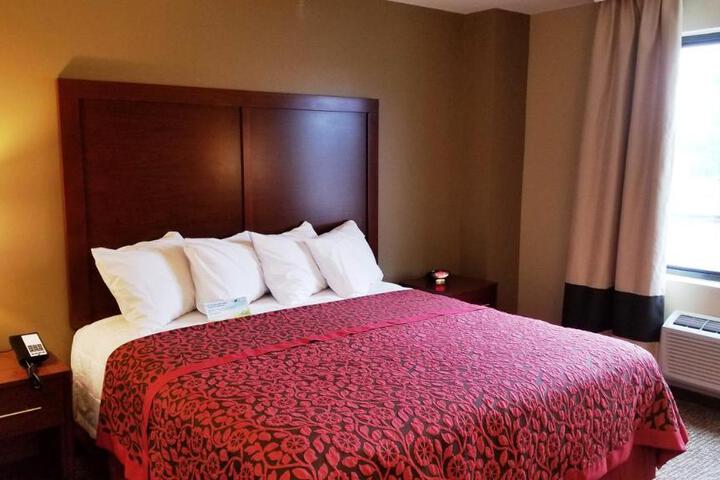 1 Queen Bed (2 of 10)
