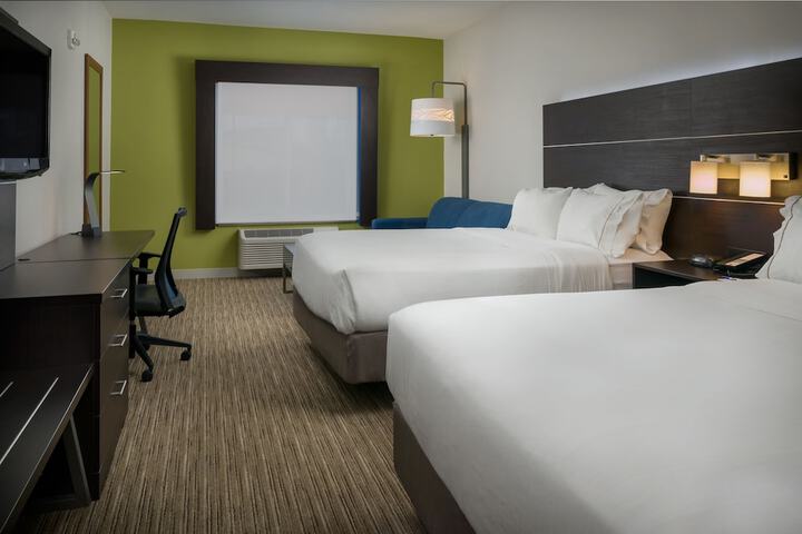 2 Queen Beds (3 of 9)