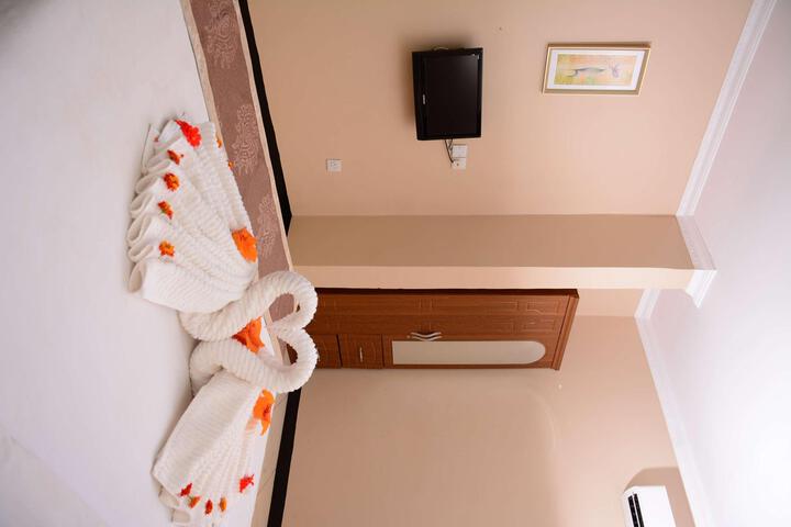 Room 33 of 48