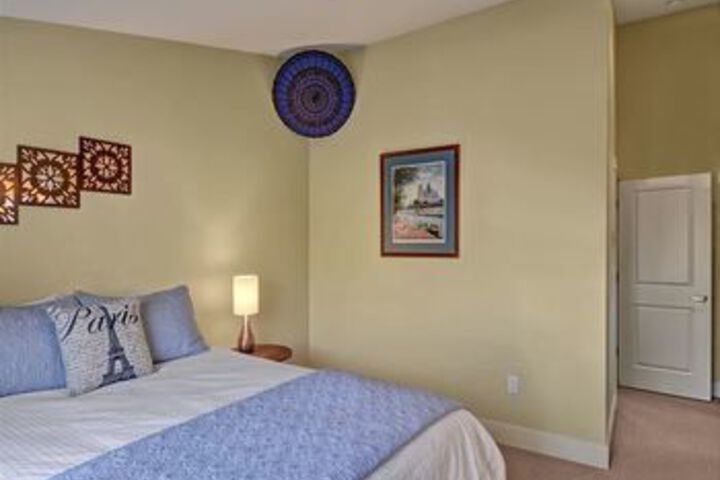 Room 9 of 18