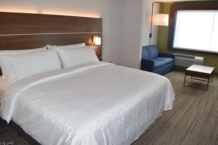 1 King Bed (3 of 14)