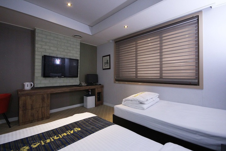 Room 16 of 52