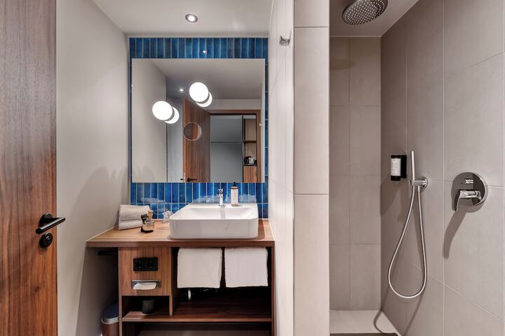 Room 16 of 33