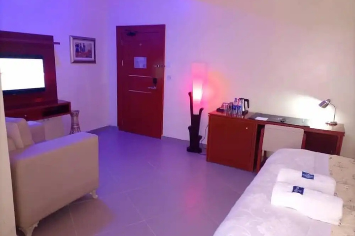 Room 2 of 5