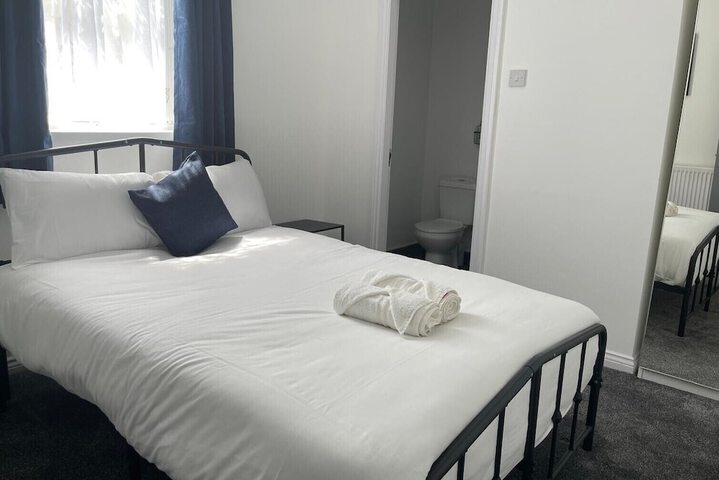 Room 4 of 8