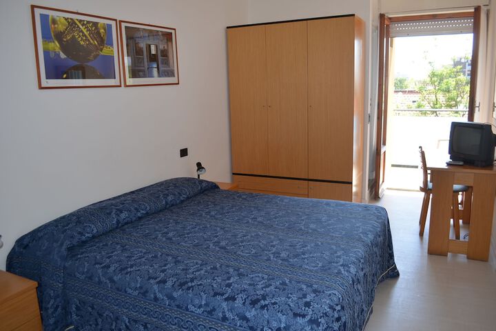 Room 3 of 28