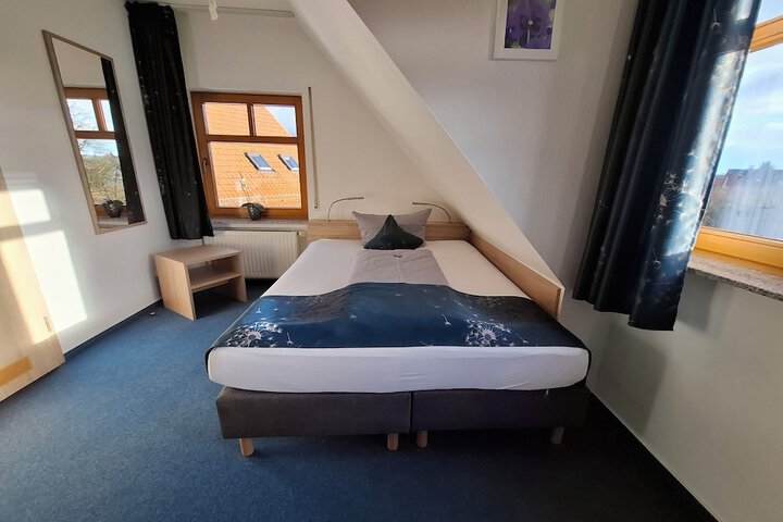 Room 5 of 18