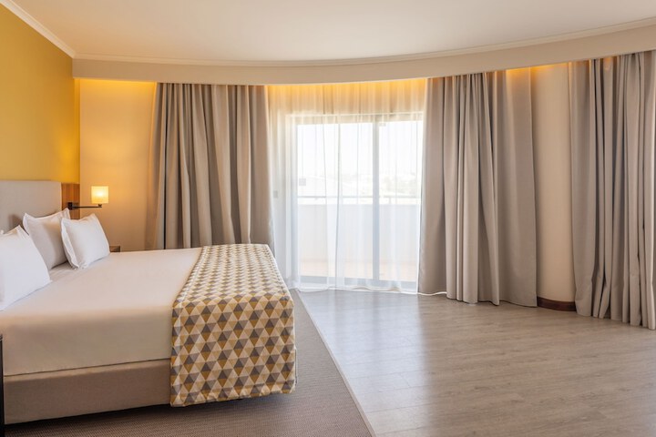 Room 10 of 77