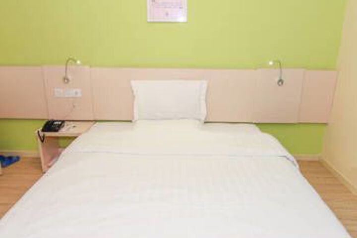 Room 4 of 8