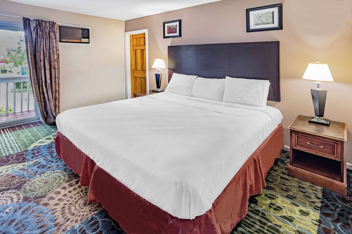 1 King Bed (2 of 10)