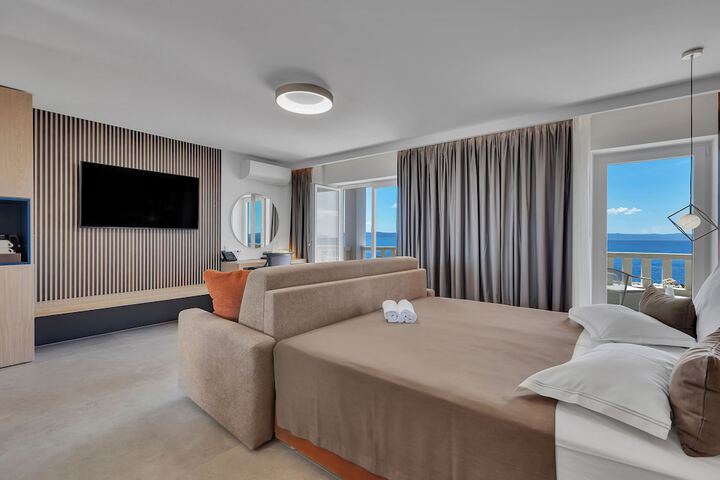 Room 17 of 38