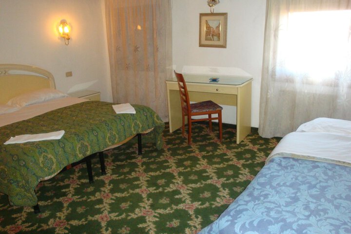 Room 10 of 50