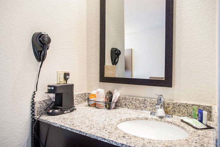 Standard Room, King or Two Doubles (4 of 7)