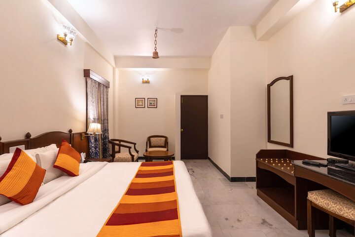 Room 28 of 64
