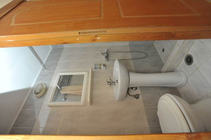 Room 42 of 57
