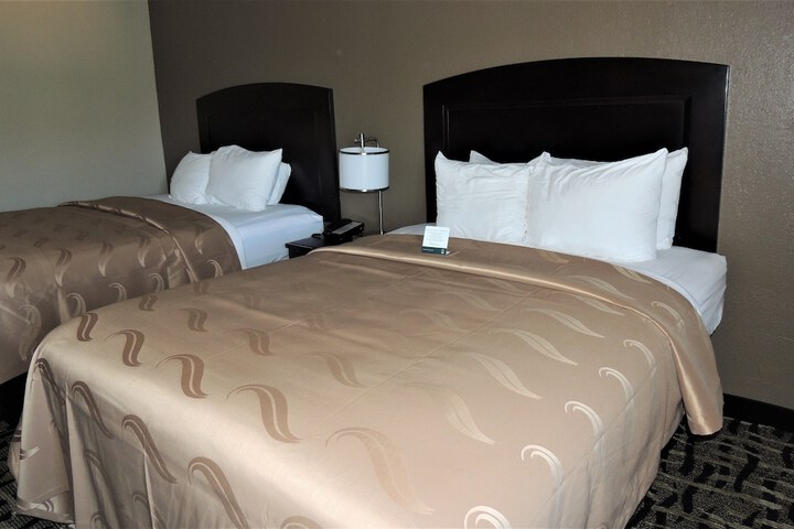 2 Queen Beds (9 of 19)