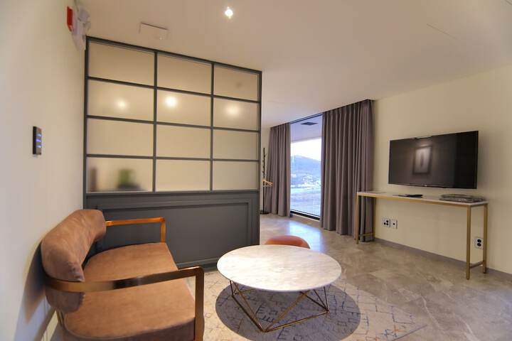 Room 102 of 190