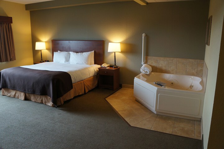 1 King Bed Accessible (27 of 32)