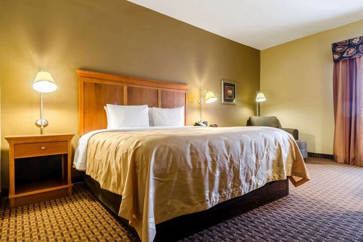 1 King Bed (2 of 9)