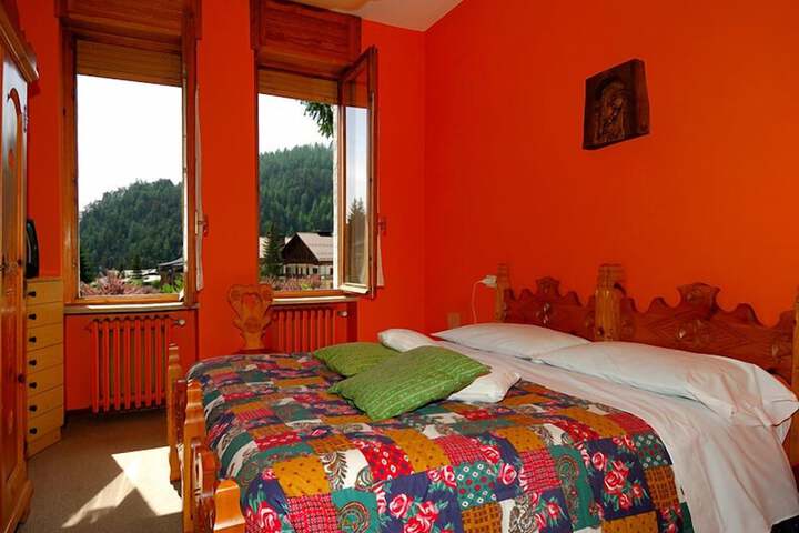 Room 4 of 18