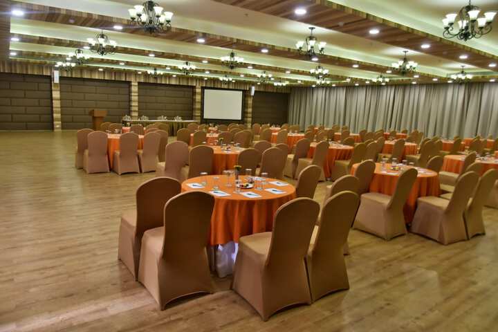Ballroom/Hall 25 of 32