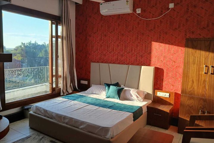 Room 9 of 24