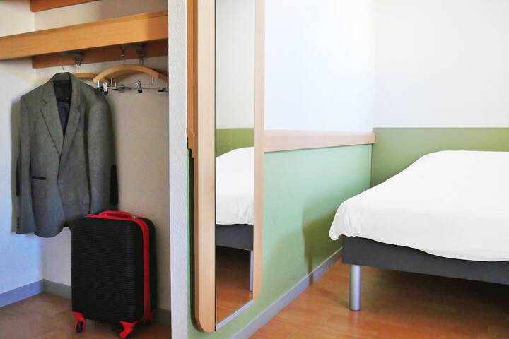 Room 5 of 61