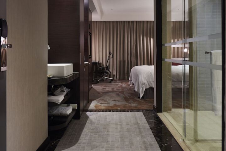Room 13 of 80
