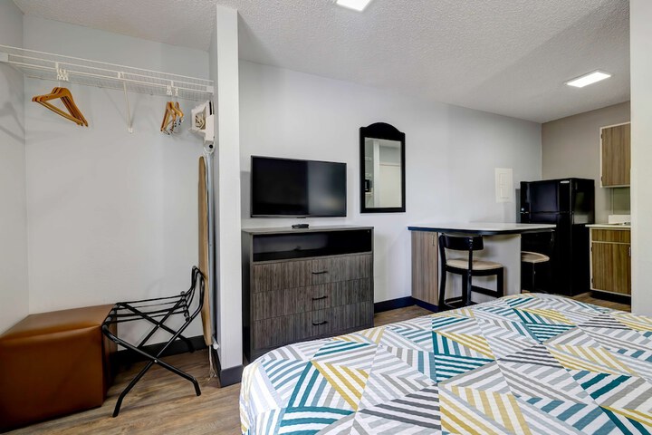 1 Queen Bed (6 of 16)