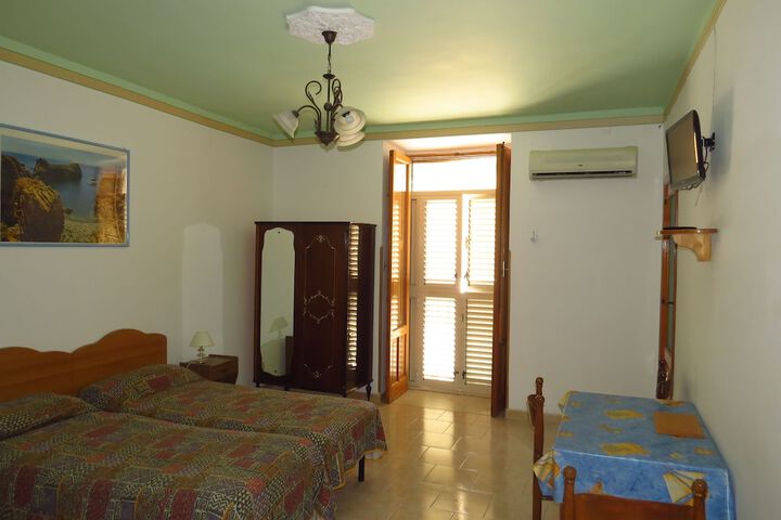 Room 3 of 107