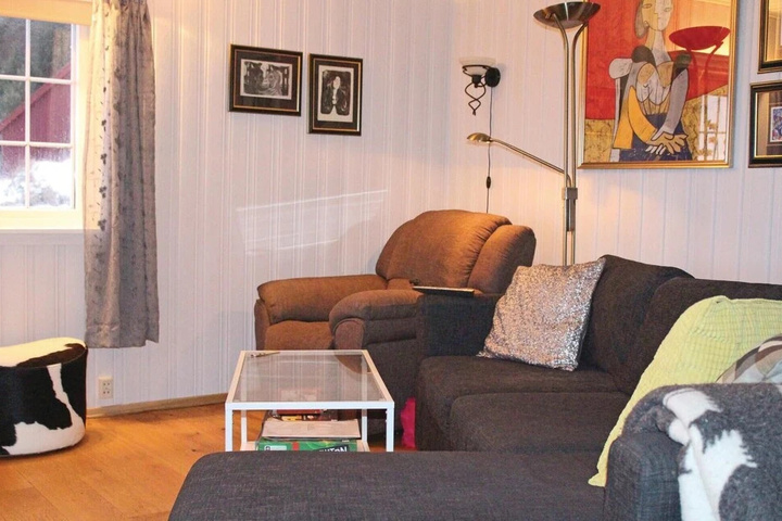 Room 4 of 12