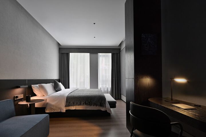Room 6 of 12