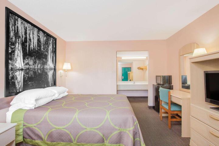 1 King Bed Deluxe Room (2 of 16)